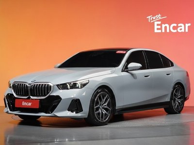 2025 BMW 5 SERIES photo 1