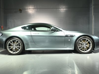 ASTON MARTIN V8 - 6