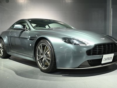 ASTON MARTIN V8 - 1