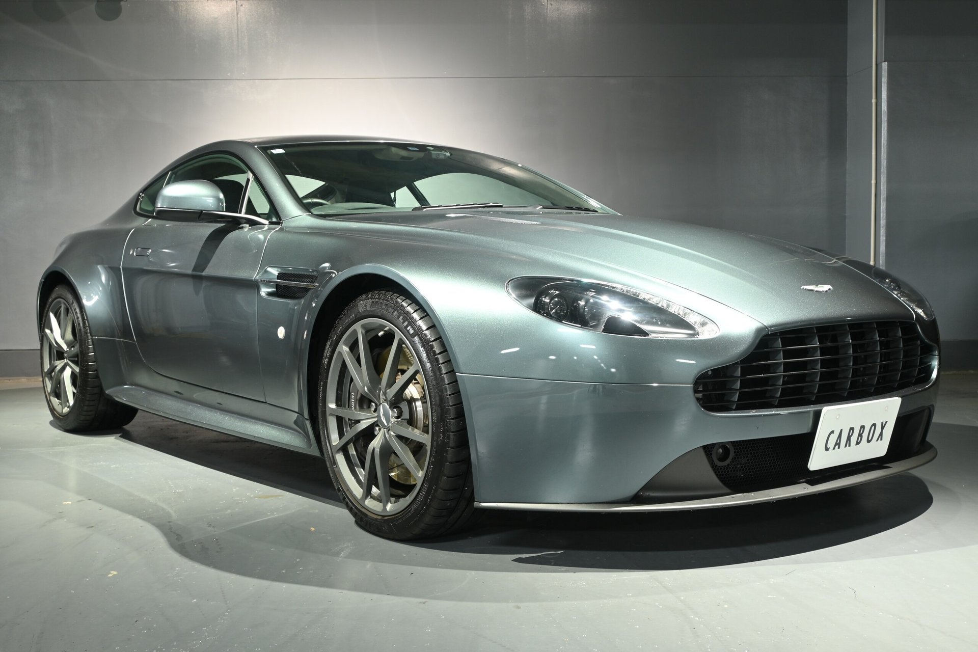 ASTON MARTIN V8 - View 1