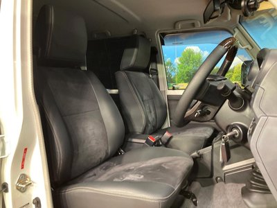 TOYOTA LAND CRUISER 70 - 9