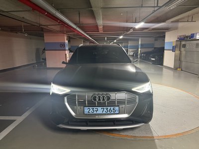 AUDI E-TRON - 1