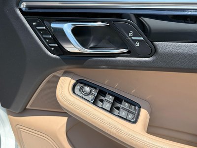 صورة 8 لـ 2023 Porsche MACAN