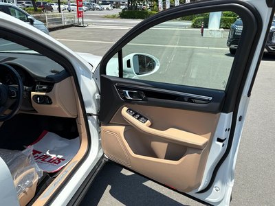 صورة 7 لـ 2023 Porsche MACAN