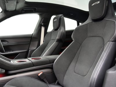 صورة 9 لـ 2023 Porsche TAYCAN