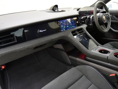 صورة 10 لـ 2023 Porsche TAYCAN
