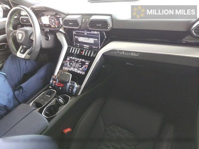 LAMBORGHINI URUS - 3