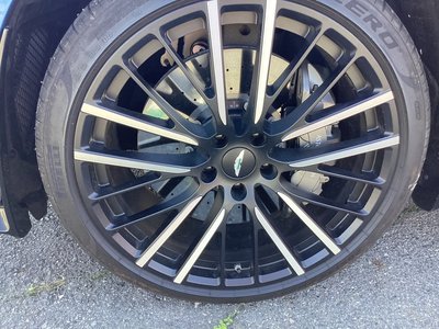 ASTON MARTIN DBX - 7