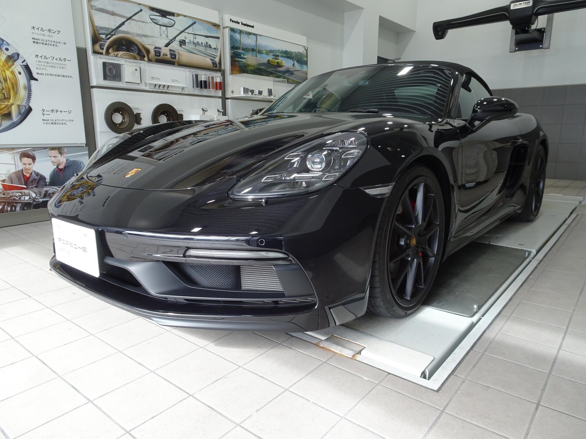 PORSCHE 718 BOXSTER - View 1