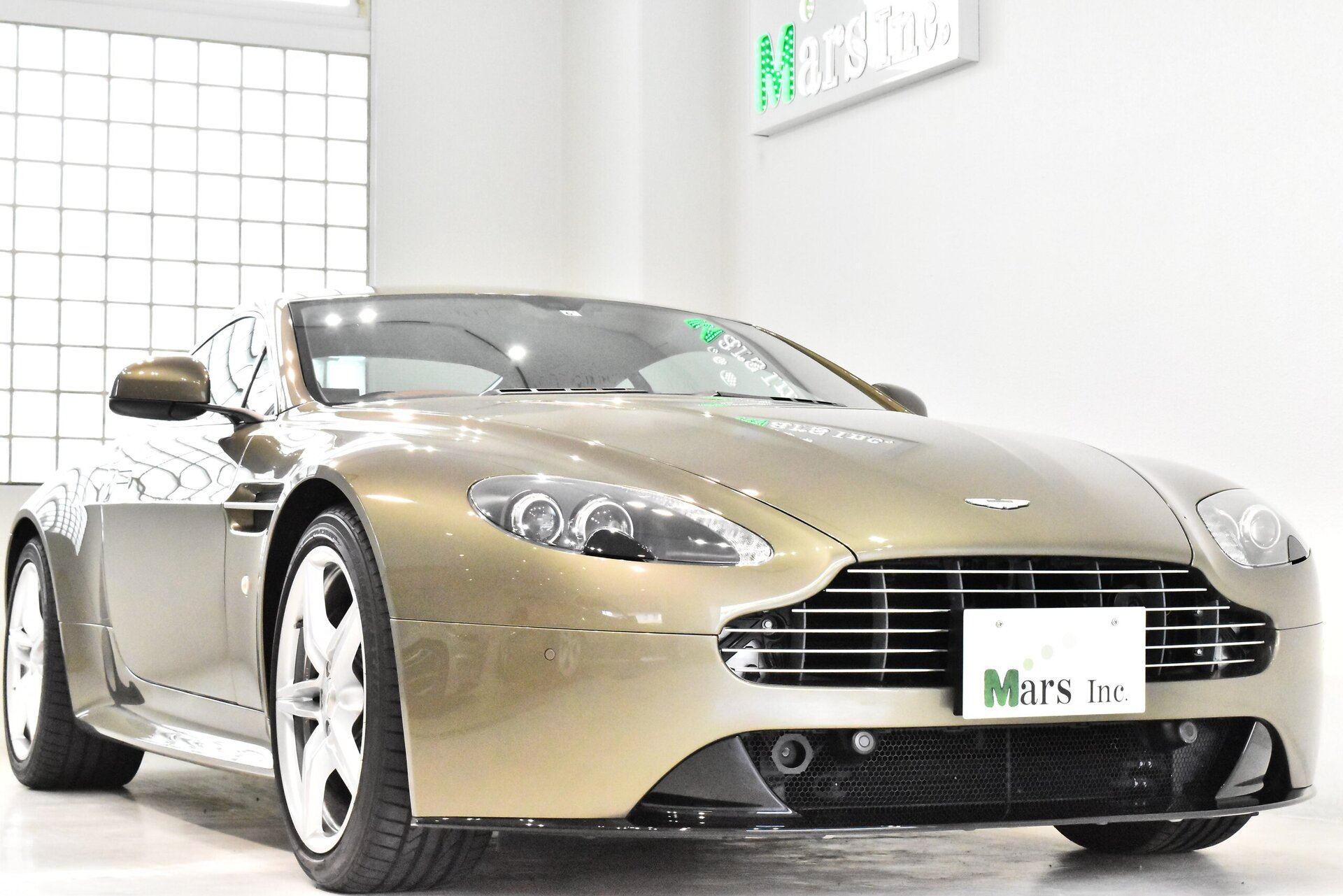 ASTON MARTIN V8 - View 1