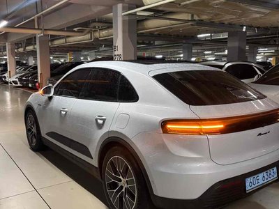 PORSCHE MACAN - 3
