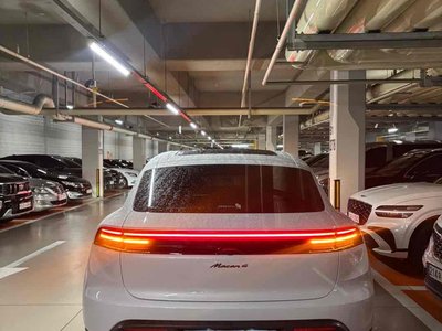 PORSCHE MACAN - 2