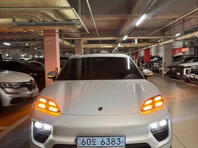 PORSCHE MACAN - 1