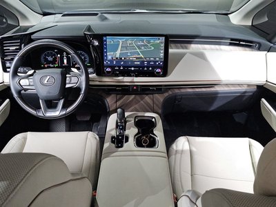 2025 Lexus LM photo 5