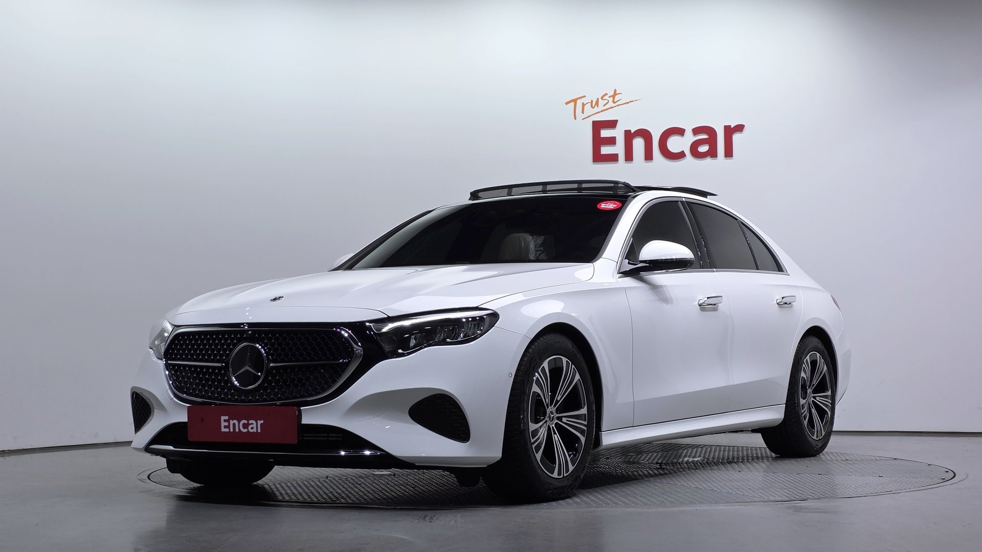 MERCEDES-BENZ E-CLASS - View 1