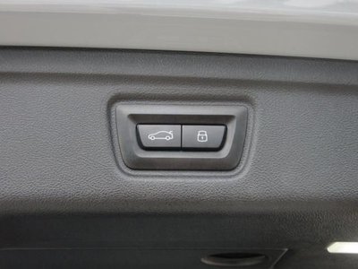 2025 BMW 3 SERIES photo 9