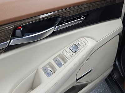 2021 Genesis G90 thumbnail 24