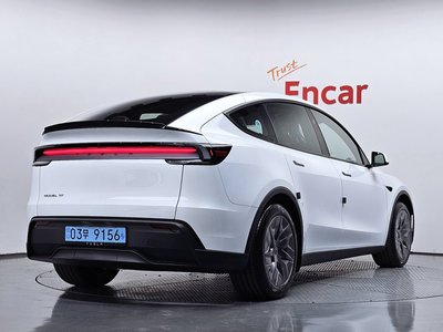 TESLA MODEL Y - 3