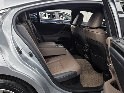 2023 Lexus ES — миниатюра 18