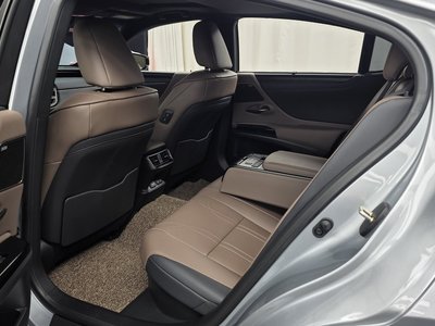 2023 Lexus ES — миниатюра 16