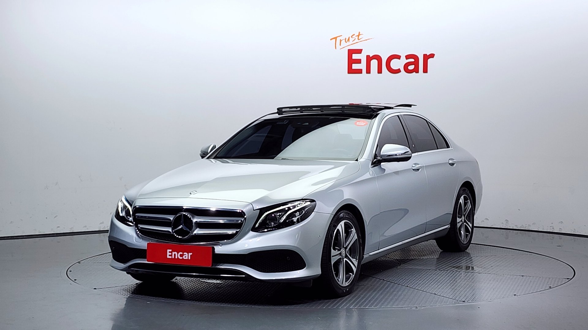 MERCEDES-BENZ E-CLASS - View 1