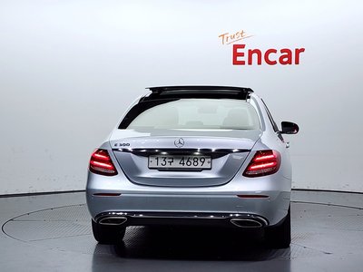 MERCEDES-BENZ E-CLASS - 4