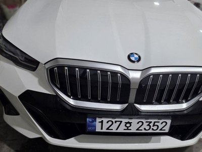 2025 BMW 5 SERIES 照片 1