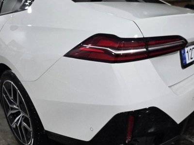 2025 BMW 5 SERIES 照片 2