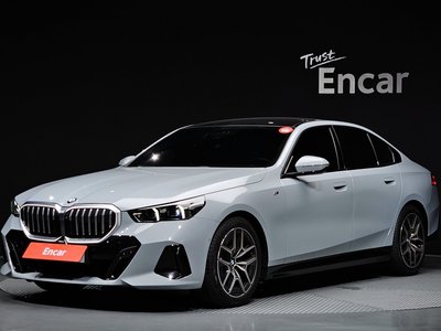 2025 BMW 5 SERIES 照片 1