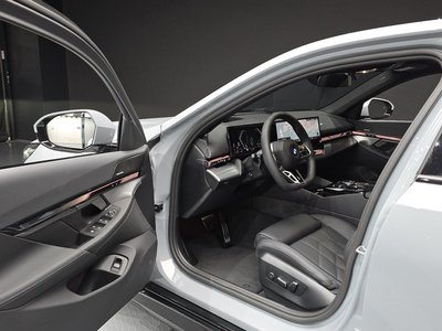 2025 BMW 5 SERIES — миниатюра 13