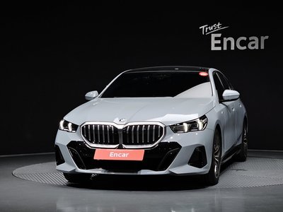 2025 BMW 5 SERIES 照片 2