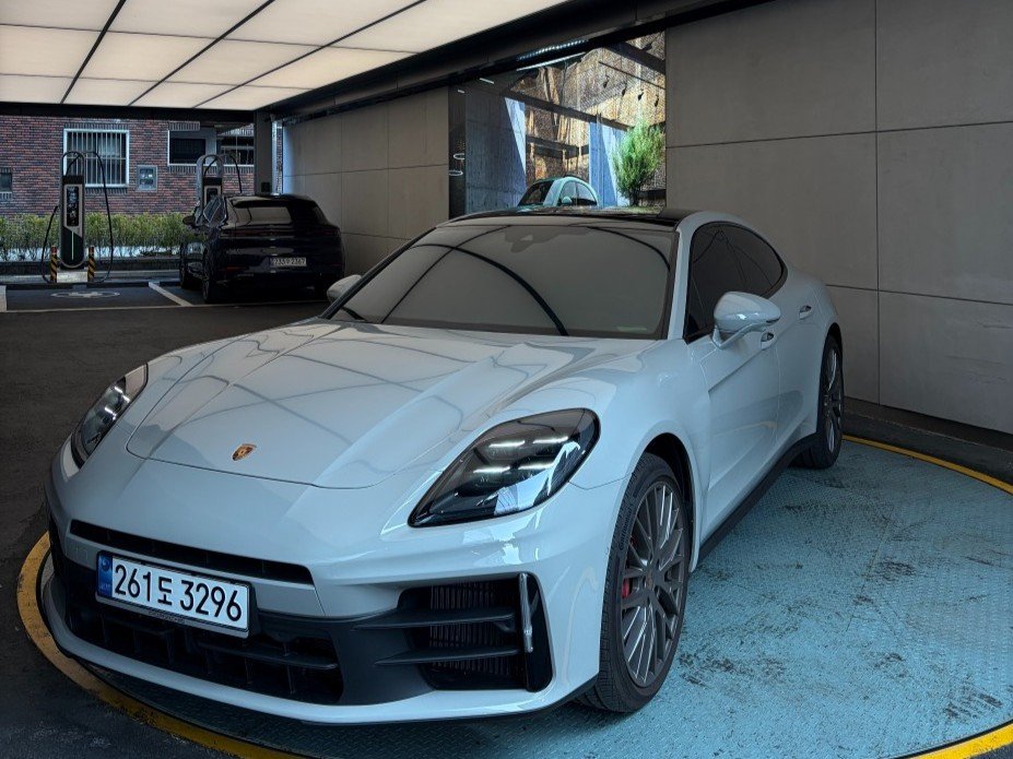 PORSCHE PANAMERA - View 1