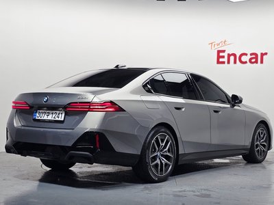 2025 BMW 5 SERIES photo 3