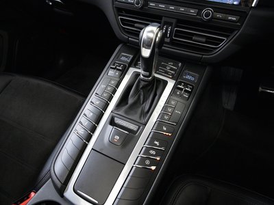 2020 Porsche MACAN thumbnail 32