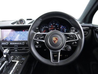 2020 Porsche MACAN thumbnail 25
