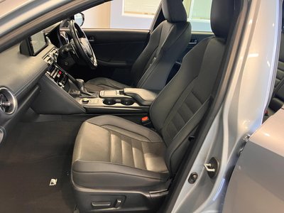 2022 Lexus IS — миниатюра 18