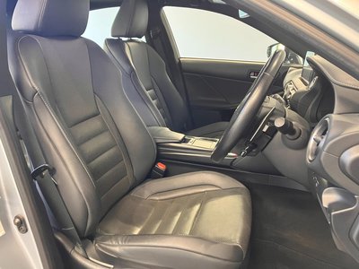 2022 Lexus IS — миниатюра 15