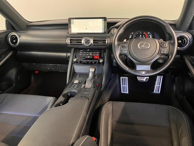 2022 Lexus IS — миниатюра 13