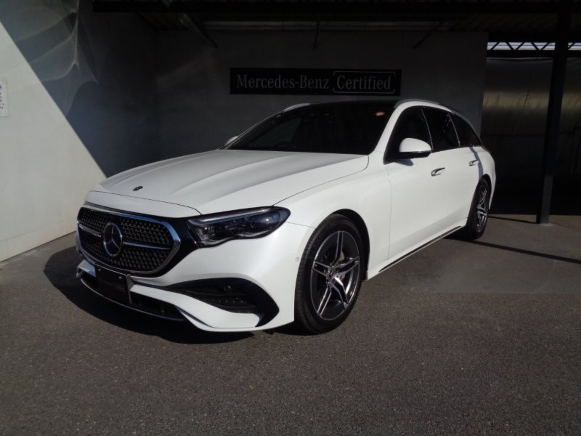 MERCEDES-BENZ E-CLASS - View 1