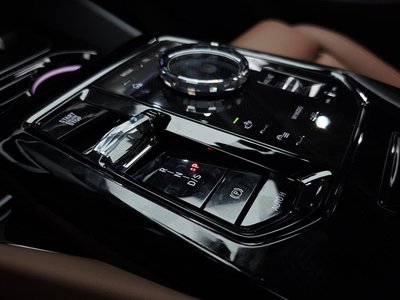 2025 BMW 5 SERIES — фото 9
