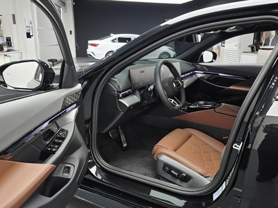 2025 BMW 5 SERIES — фото 10