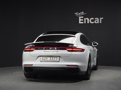 2018 Porsche PANAMERA photo 4