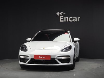 2018 Porsche PANAMERA photo 2