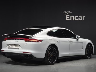 2018 Porsche PANAMERA photo 3