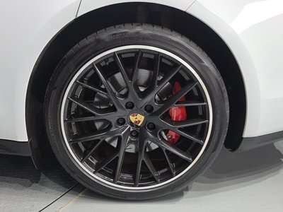 2018 Porsche PANAMERA photo 8