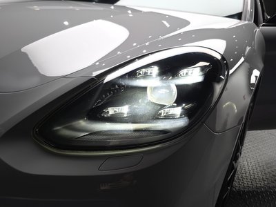 2018 Porsche PANAMERA photo 9