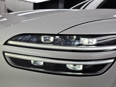 صورة 9 لـ 2023 Genesis GV70