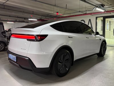 TESLA MODEL Y - 3