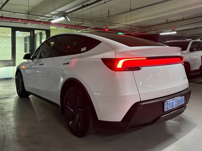 TESLA MODEL Y - 7
