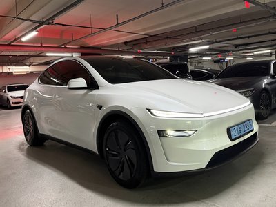 TESLA MODEL Y - 4
